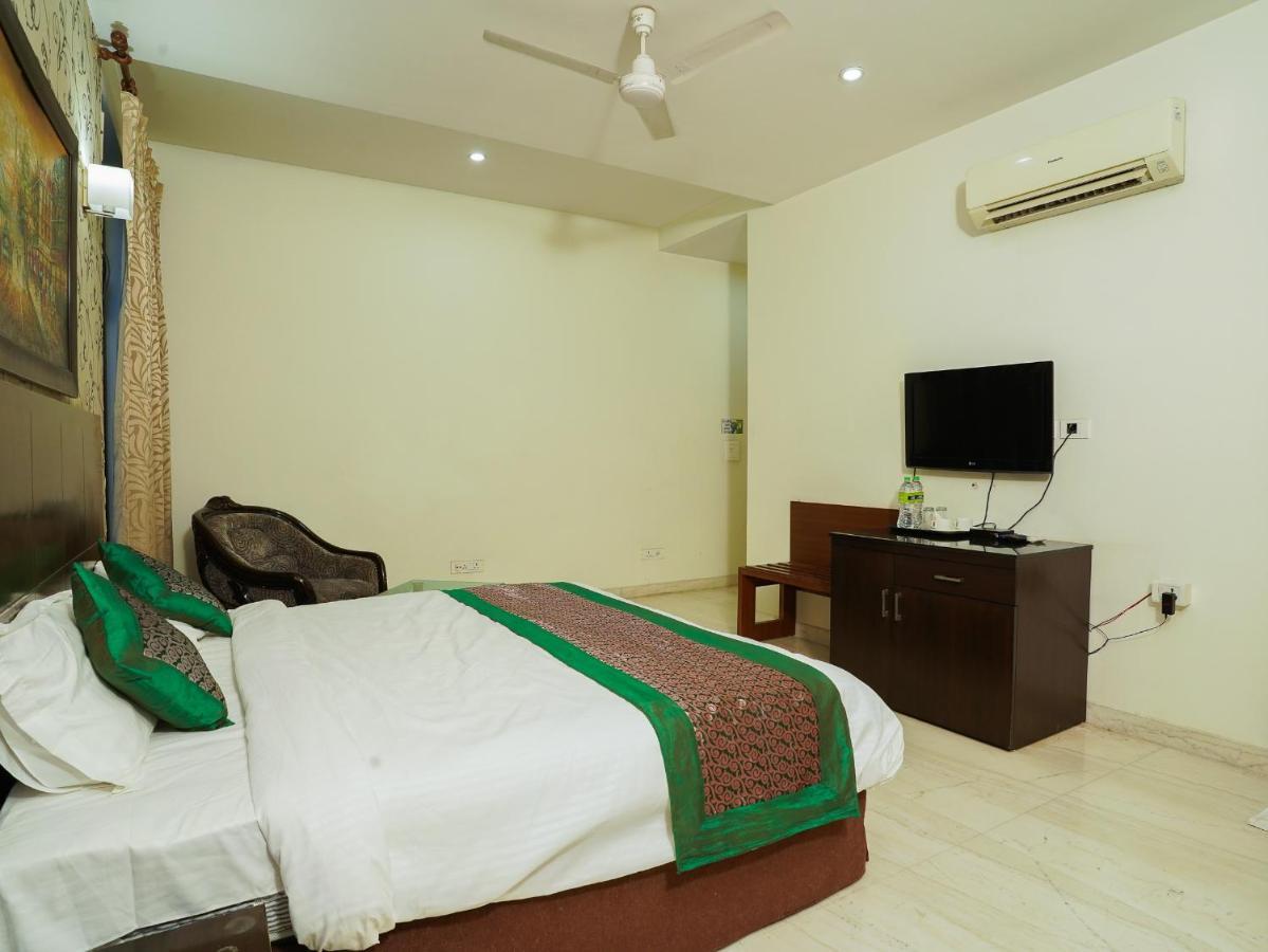 Lime Tree Hotel Sushant Lok Gurgaon Sector 29 Next To Iffco Chowk Metro Exterior photo