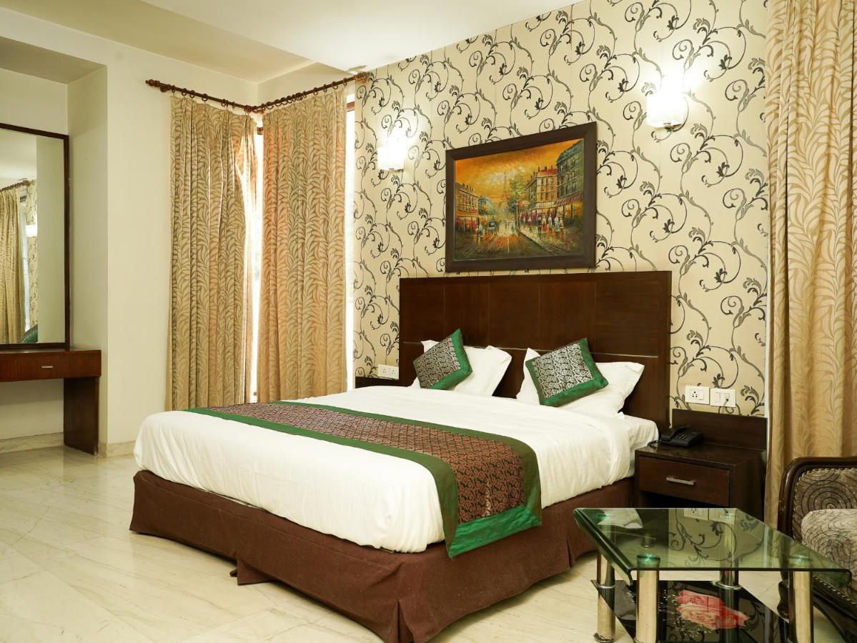 Lime Tree Hotel Sushant Lok Gurgaon Sector 29 Next To Iffco Chowk Metro Exterior photo