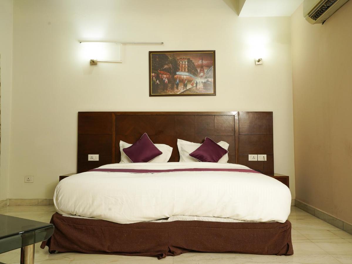 Lime Tree Hotel Sushant Lok Gurgaon Sector 29 Next To Iffco Chowk Metro Exterior photo