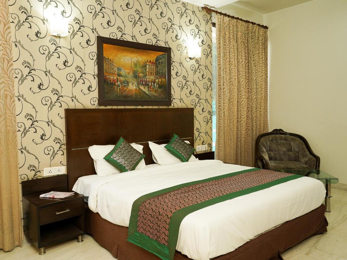 Lime Tree Hotel Sushant Lok Gurgaon Sector 29 Next To Iffco Chowk Metro Exterior photo