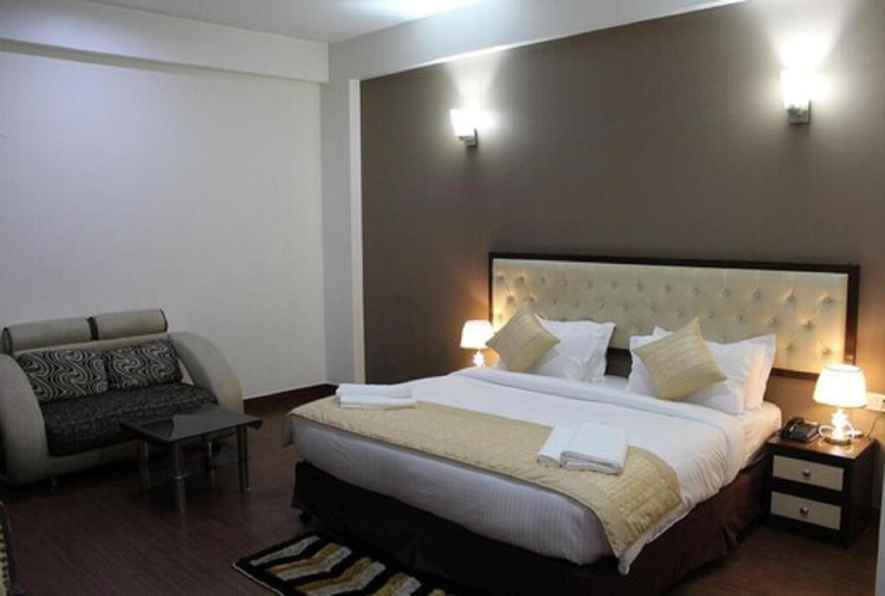 Lime Tree Hotel Sushant Lok Gurgaon Sector 29 Next To Iffco Chowk Metro Exterior photo