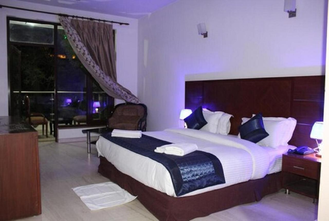 Lime Tree Hotel Sushant Lok Gurgaon Sector 29 Next To Iffco Chowk Metro Exterior photo