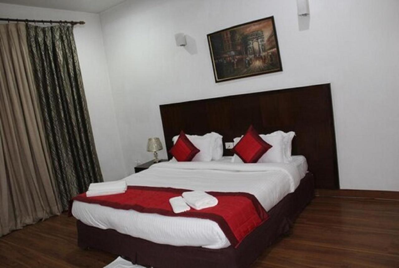 Lime Tree Hotel Sushant Lok Gurgaon Sector 29 Next To Iffco Chowk Metro Exterior photo