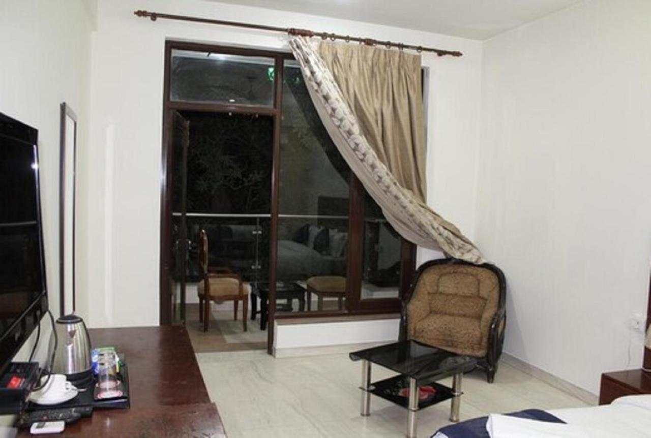 Lime Tree Hotel Sushant Lok Gurgaon Sector 29 Next To Iffco Chowk Metro Exterior photo