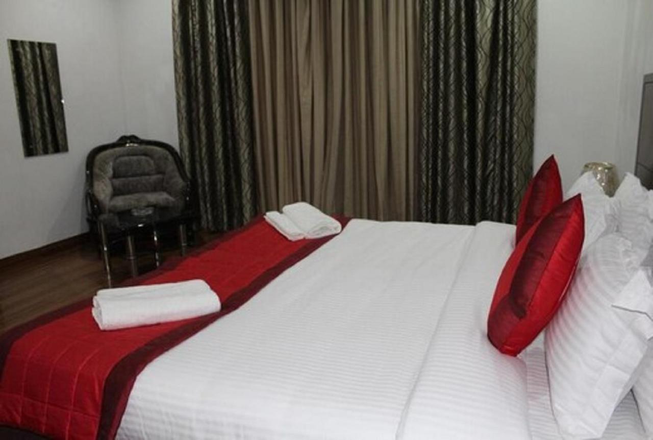 Lime Tree Hotel Sushant Lok Gurgaon Sector 29 Next To Iffco Chowk Metro Exterior photo
